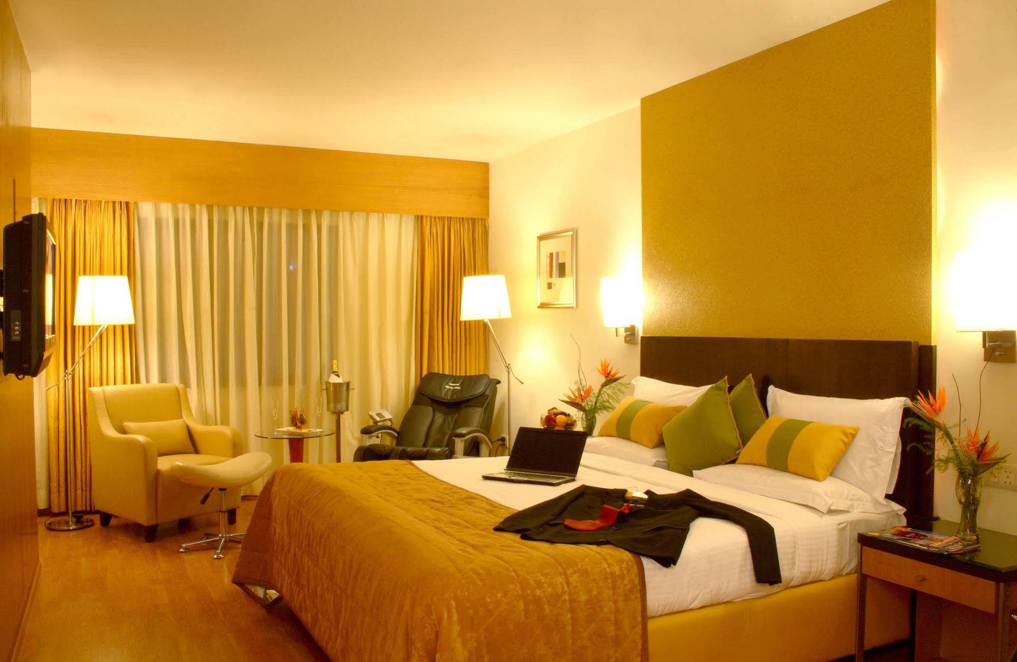 Hampshire Plaza Hotel Hyderabad Ngoại thất bức ảnh